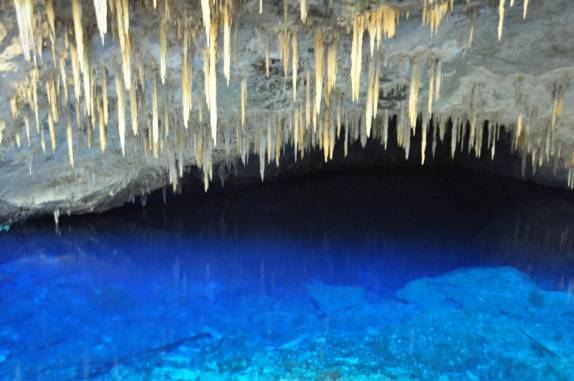 A cor inacreditável do lago da Gruta Azul, em Bonito, no Mato Grosso do Sul